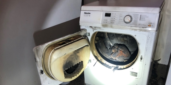 Tumbler mit verrussten Kleidungsst&uuml;cken