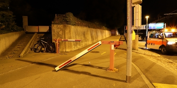 Fahrradfahrer prallt in Abschrankung