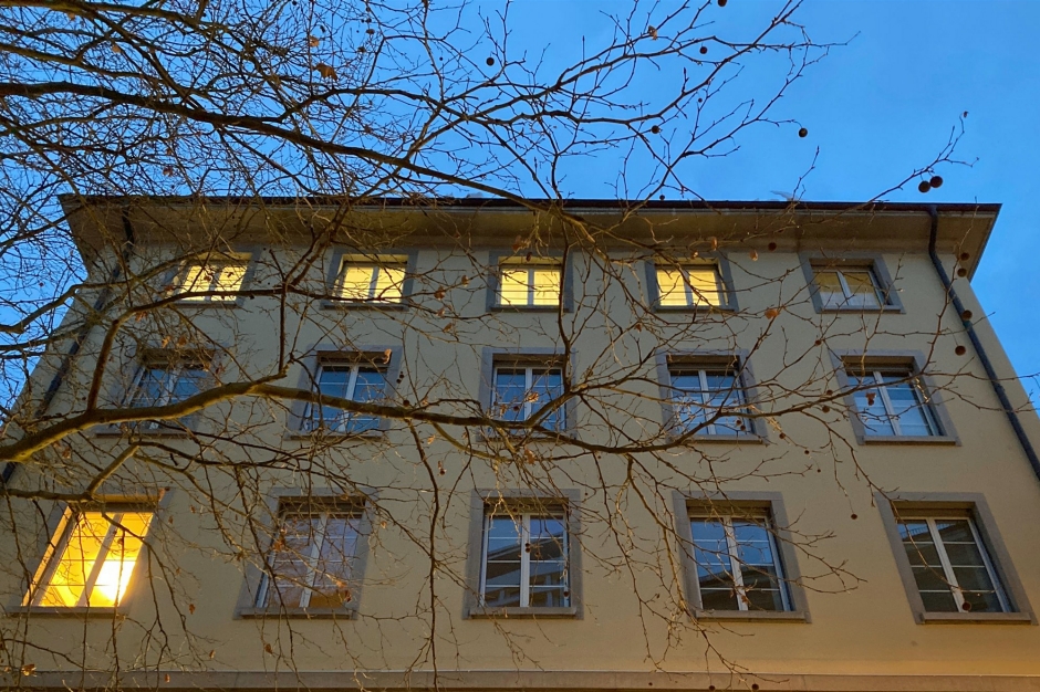 Geb&auml;ude, von welchem die Dachlawine niederging.