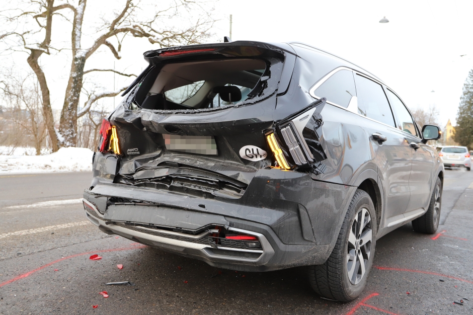 Auto mit Sachschaden an R&uuml;ckseite