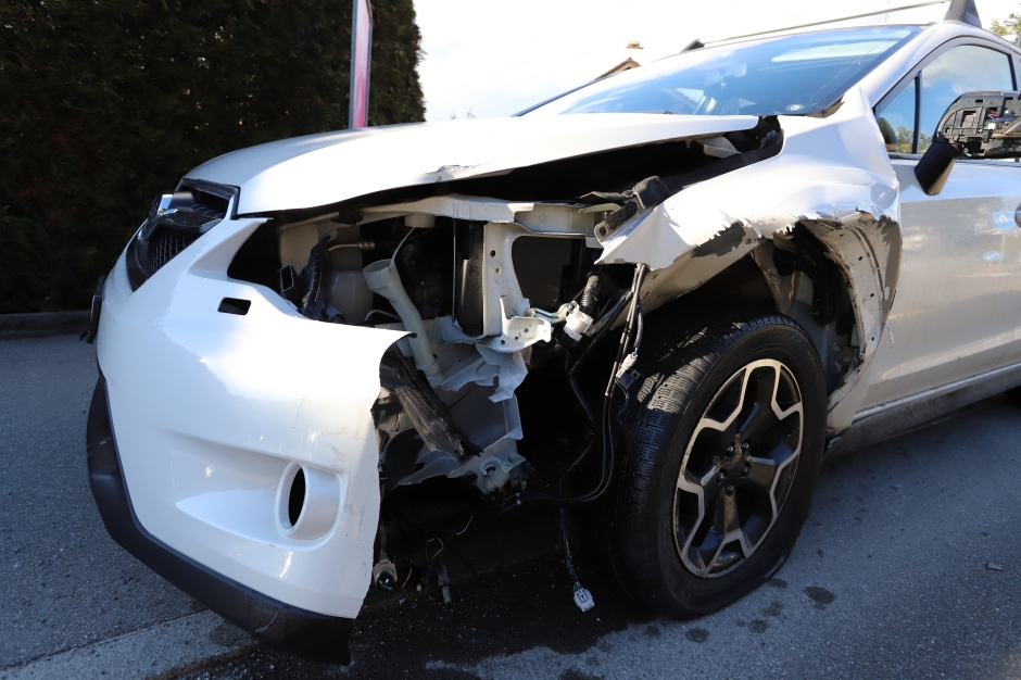 Auto mit Sachschaden an der vorderen linken Seite