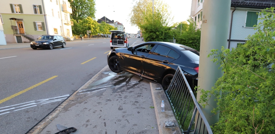 Personenwagen kollidiert in Hydrant und Zaun