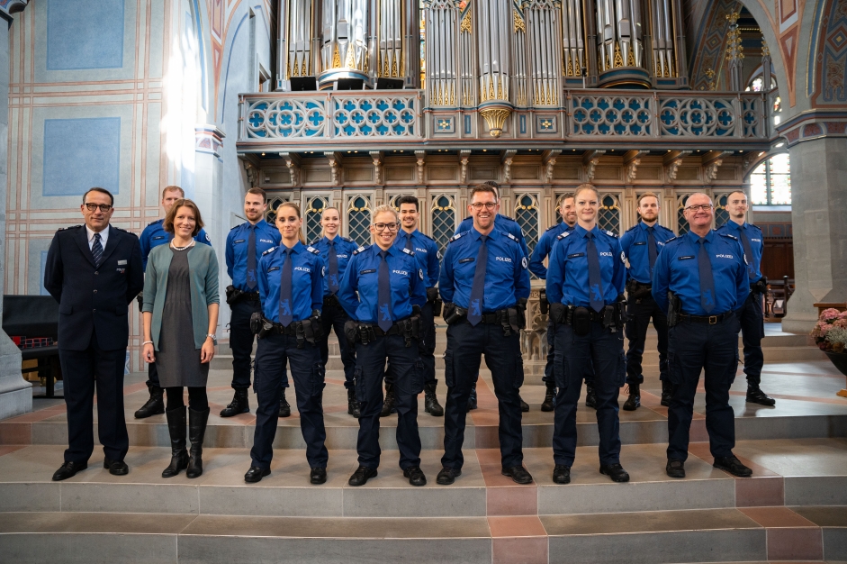 v.l: Kommandant Ralph Hurni, Stadtr&auml;tin Dr. Sonja L&uuml;thi, neue Angeh&ouml;rige der Stadtpolizei sowie Leiter Aus- und Weiterbildung