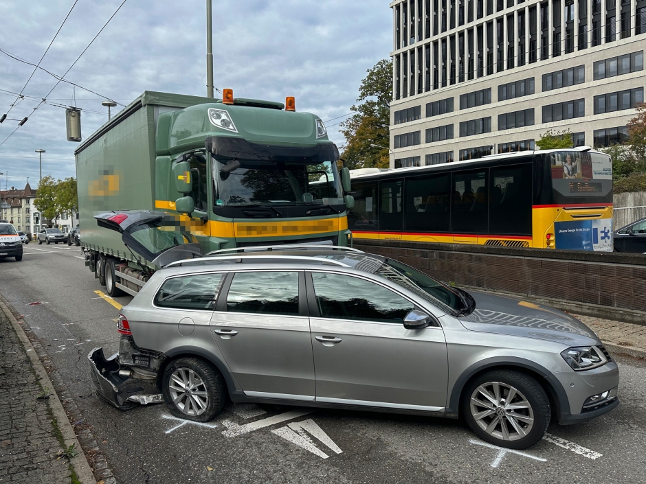 Bild: Kollision zwischen Personenwagen und Lastwagen