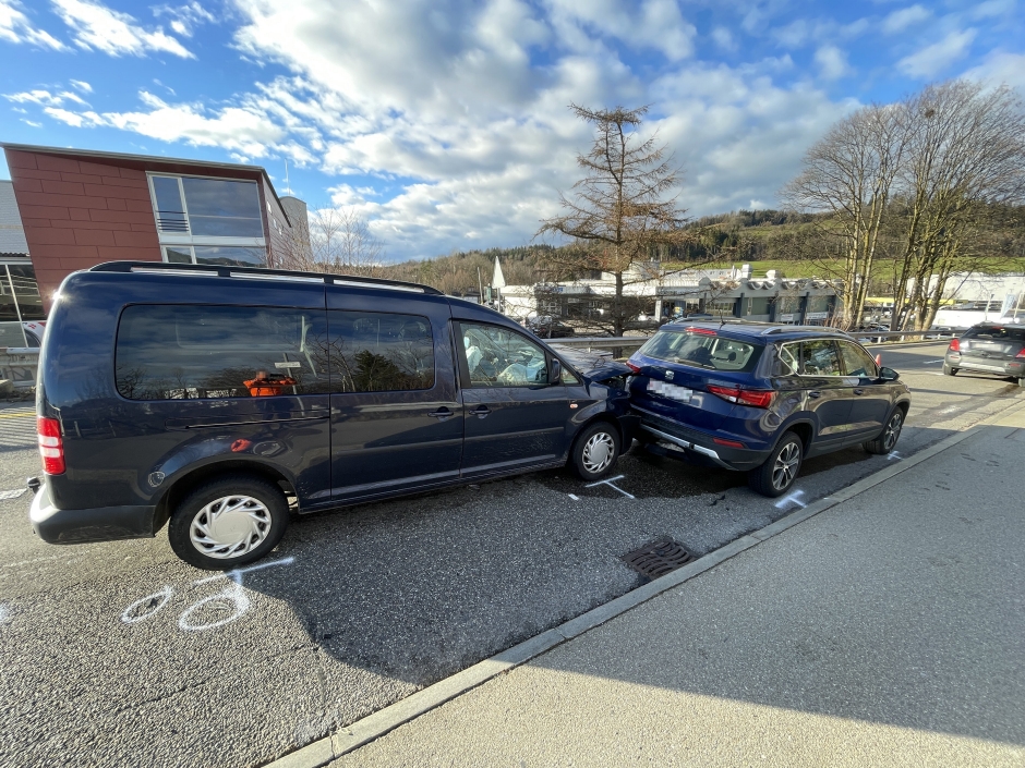 Autos, die zusammengestossen sind.