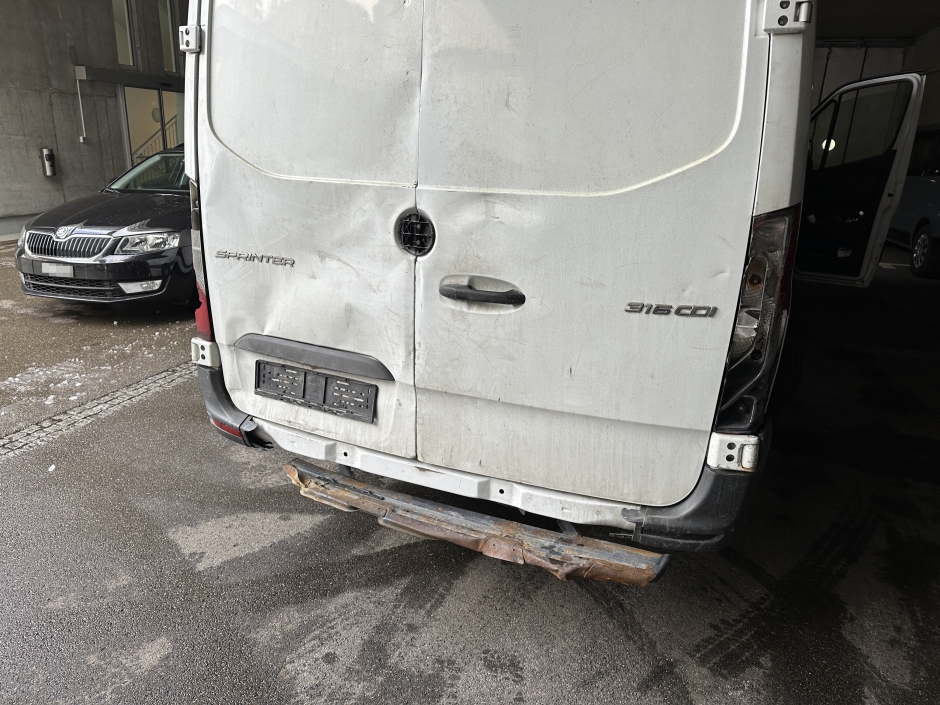 Lieferwagen mit eingedr&uuml;cktem Heck.