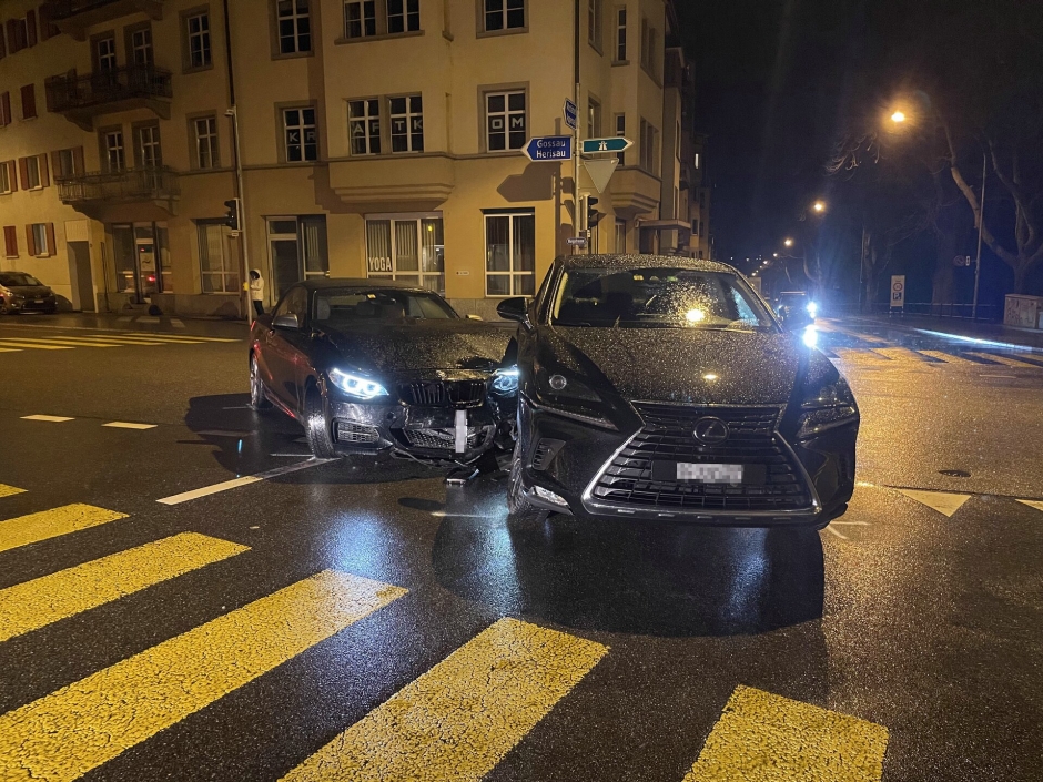 Zwei Autos sind auf einer Kreuzung kollidiert.