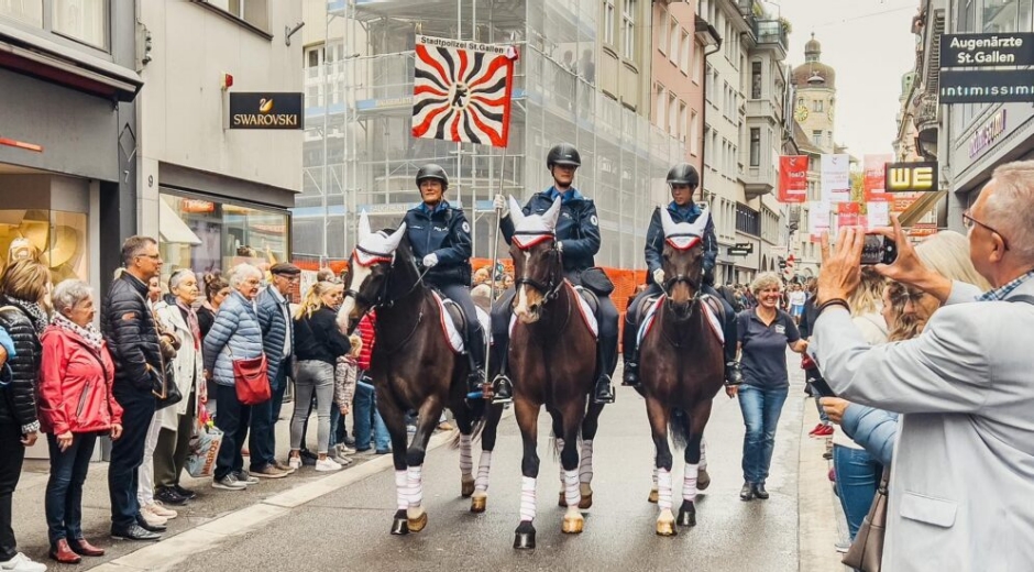 Reiterstaffel der Stadtpolizei an einem OLMA-Umzug