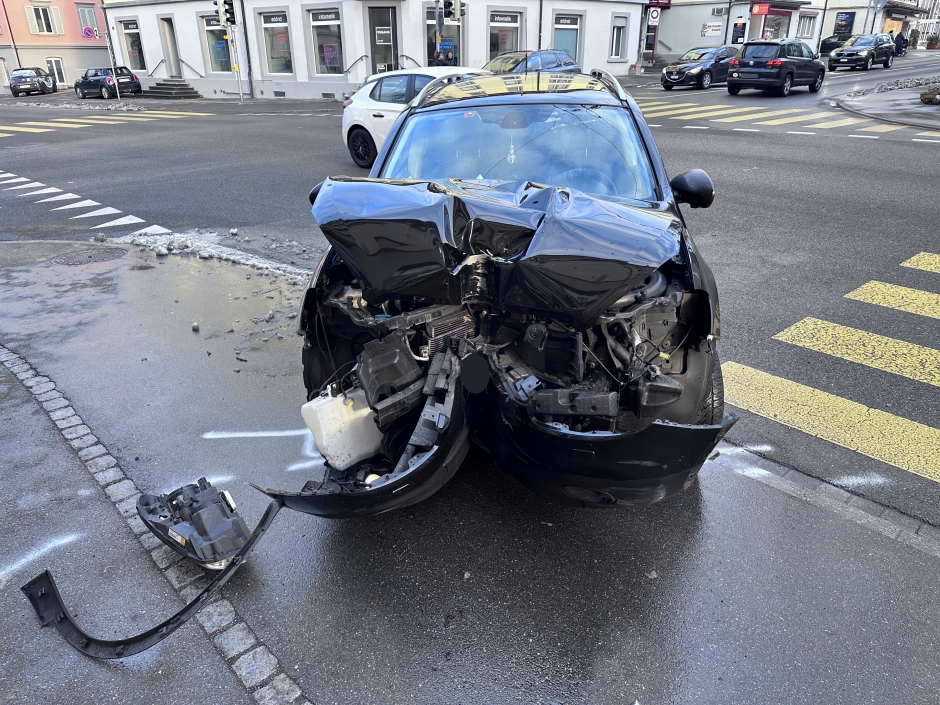 Schwer besch&auml;digtes Auto nach Kollision mit einer Lichtsignalanlage