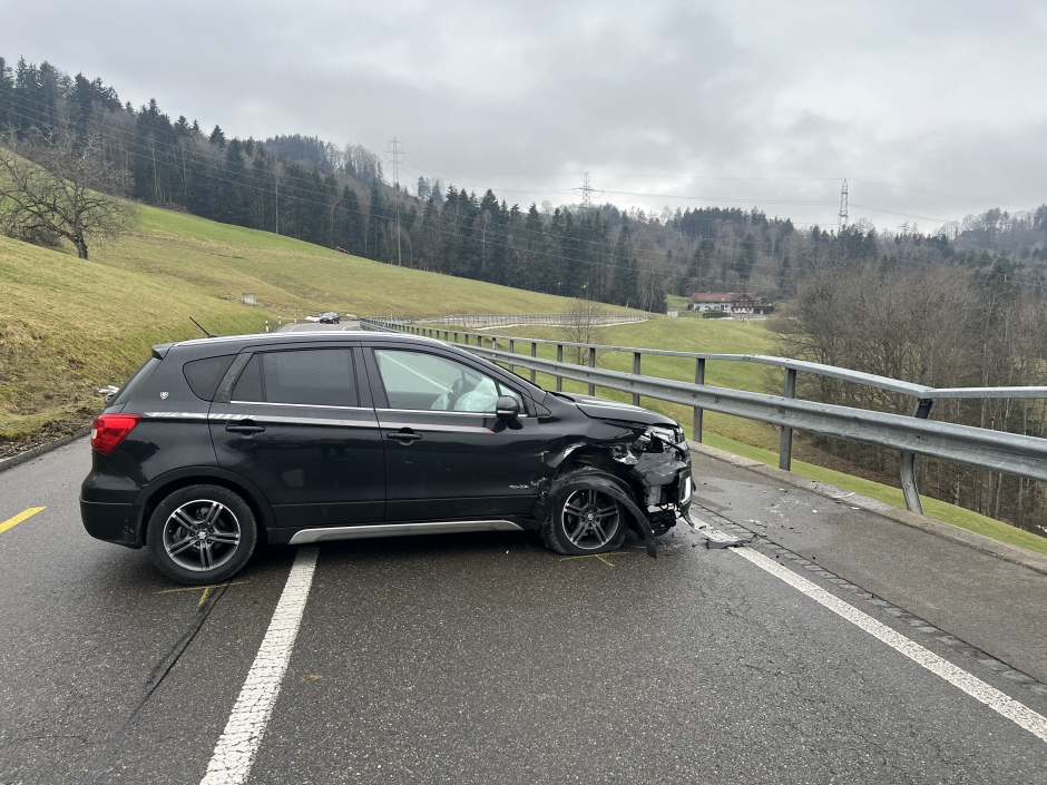 Stark besch&auml;digtes Auto und leicht besch&auml;digte Leitplanke nach Selbstunfall