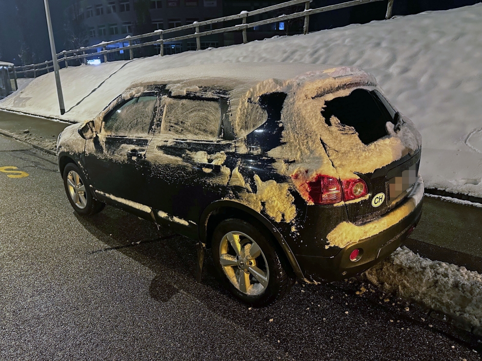 Auto mit vereisten Scheiben und Schnee auf dem Dach