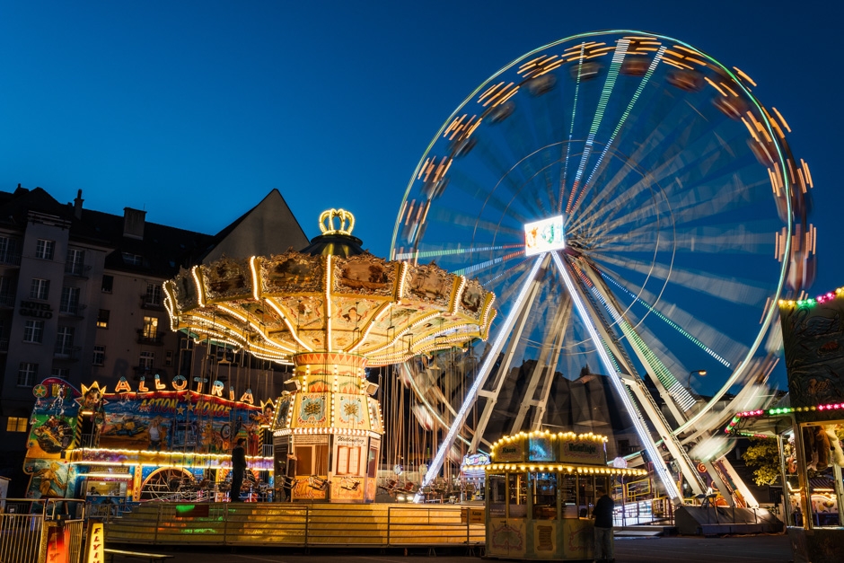 Riesenrad und verschiedene Bahnen am St.Galler Fr&uuml;hlingsjahrmarkt