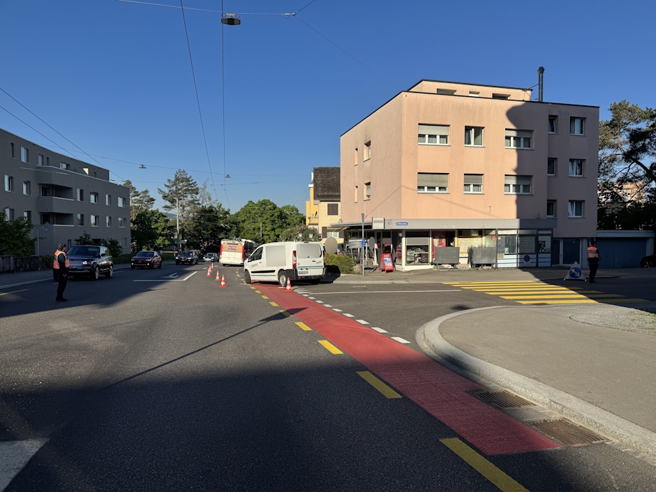 Unfall zwischen Auto und Bus an der Z&uuml;rcher Strasse