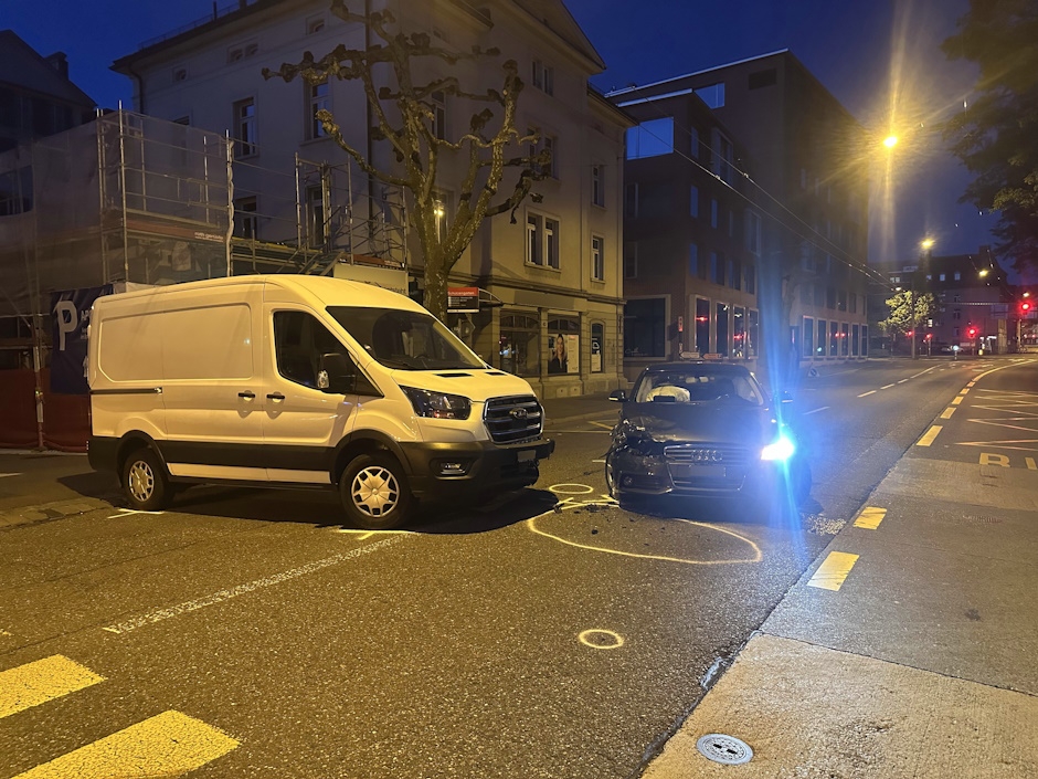 Unfallstelle Kollision zwischen Lieferwagenfahrerin und Autofahrer an der St.Jakob-Strasse