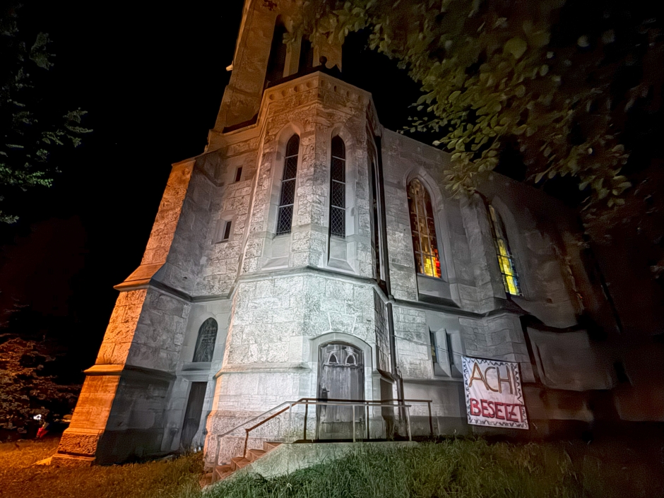 Kirche St.Leonhard mit Transparent der Besetzergruppe
