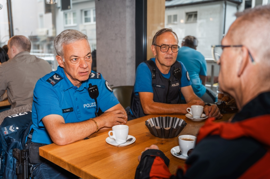 Quartierpolizisten im Gespr&auml;ch mit einer Person