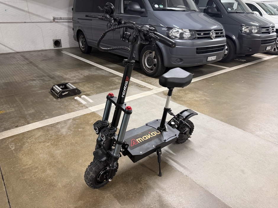 angehaltenes E-Trottinett